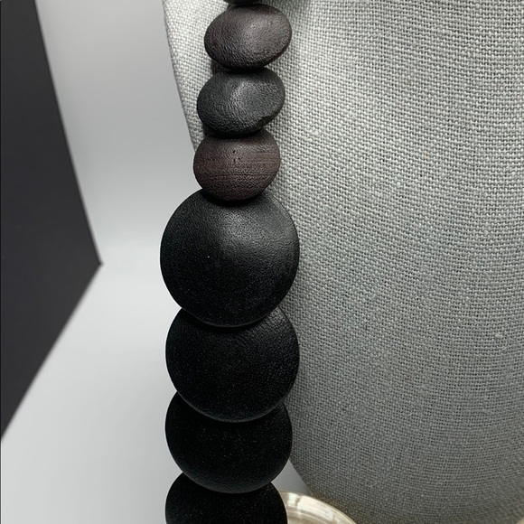 ♥️SALE! 3for$15 Vintage Black and Cream Seashell Necklace 16” - Picture 3 of 7